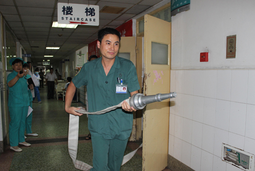 攝影三等獎《關鍵時刻》 作者：任先鋒（急診科）  6.jpg