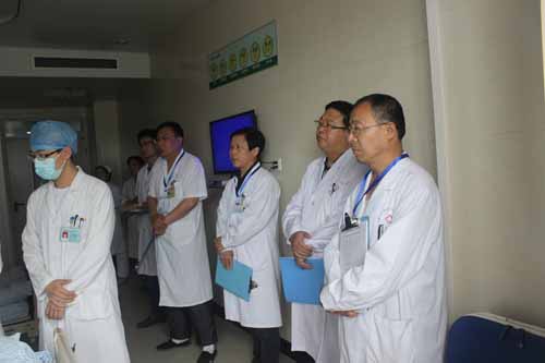 濟寧醫(yī)學院內(nèi)科教研室主任李新建(右二)參加我院教學查房競賽.JPG