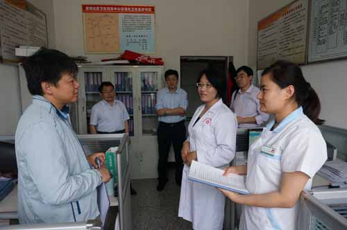 濟寧醫(yī)學院公共衛(wèi)生學院副院長王文軍(左一)訪談善南社區(qū)衛(wèi)生服務中心帶教老師.JPG