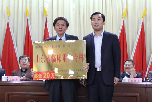 1院長楊瓊向眼科學(xué)科帶頭人王兵、消化內(nèi)科學(xué)科帶頭人柴同海頒發(fā)牌匾和獎金。徐萌 劉勝攝.jpg
