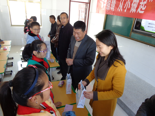 團(tuán)委書記崔艷（右一）向?qū)W生們贈送眼鏡.JPG
