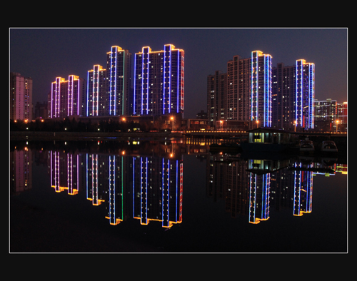 攝影三等獎《霓虹閃爍》 作者:楊錫明(骨創(chuàng)科) 8.JPG