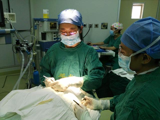 眼二科：鋼筆戳入眼瞼，手術6小時順利取出，患者眼球保住